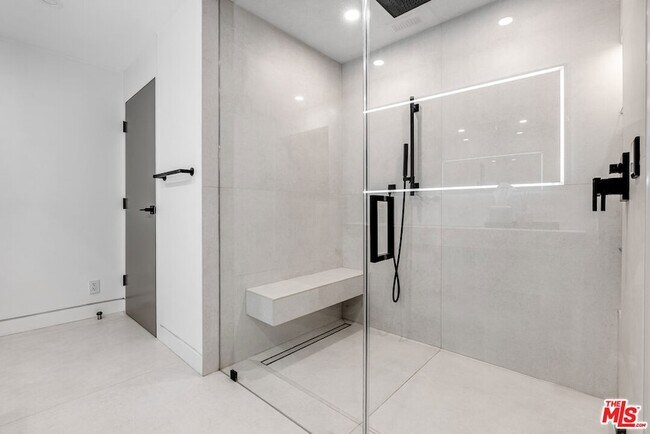 Building Photo - 9405 Sierra Mar Pl