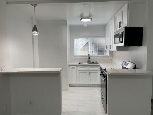 Interior Photo - 1136-1160 N. El Centro Ave