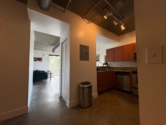 Building Photo - 455 NE 25th St