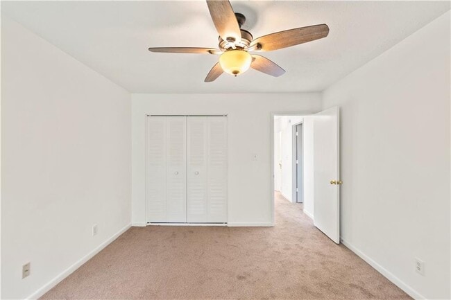 Building Photo - 2685 Meadowlawn Dr