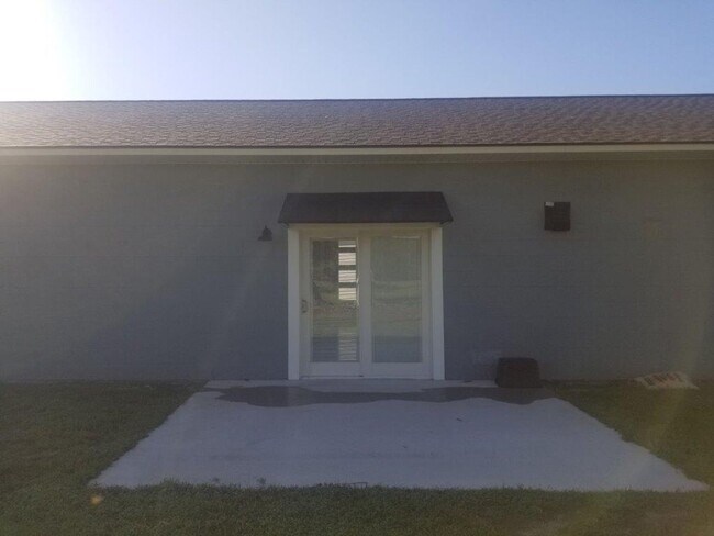 Building Photo - 6047-E Wayne Memorial Drive