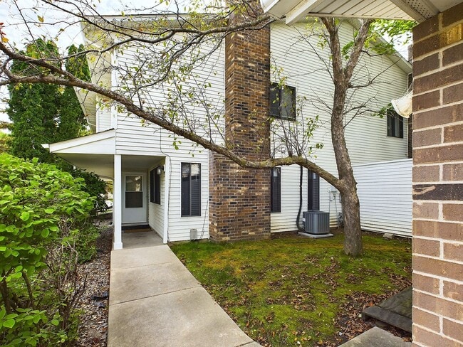 Building Photo - Maple Grove 3BR Townhome, Fully Remodeled