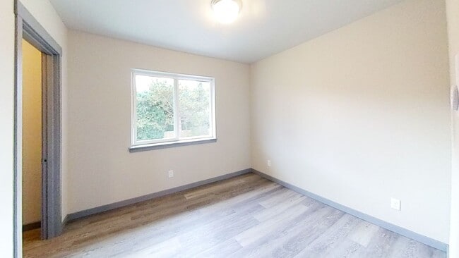 Building Photo - Newer 7 Bedroom 3 Bath unit!!!