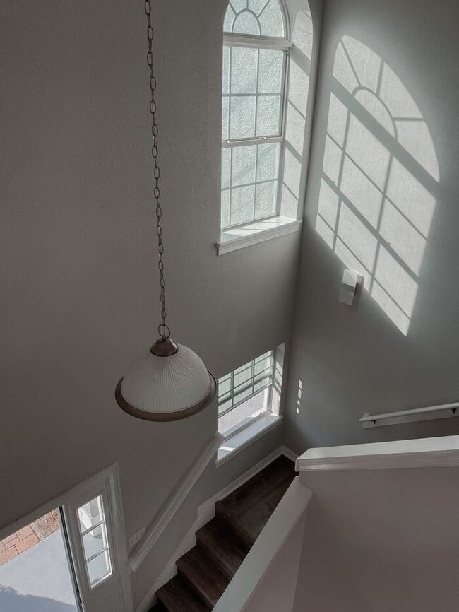 Building Photo - Beautiful Townhouse