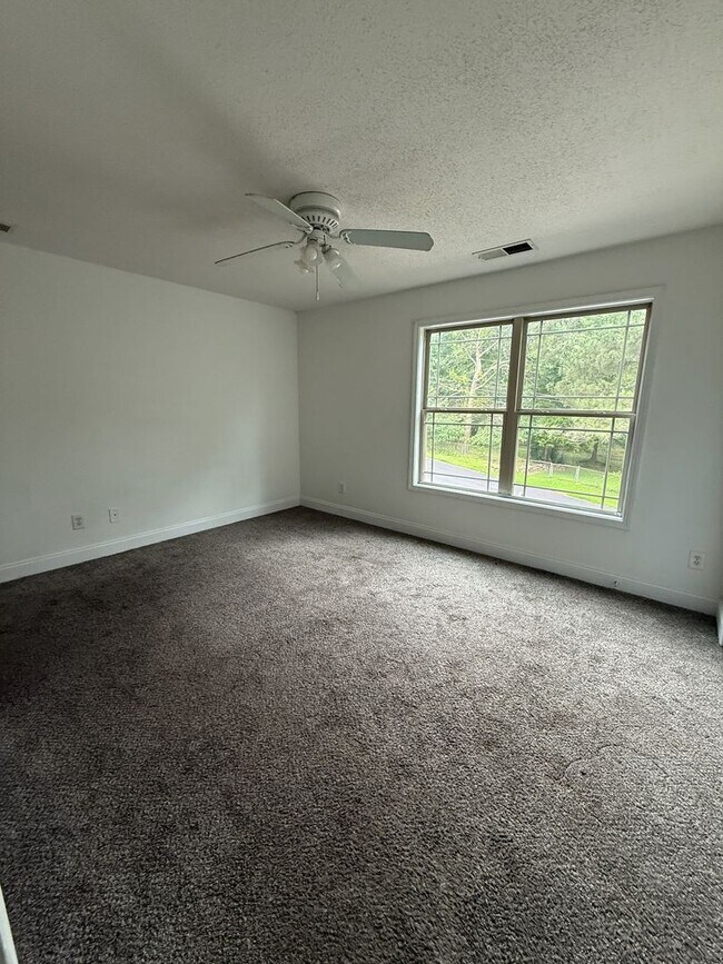 Building Photo - Spacious Two Bedroom Home