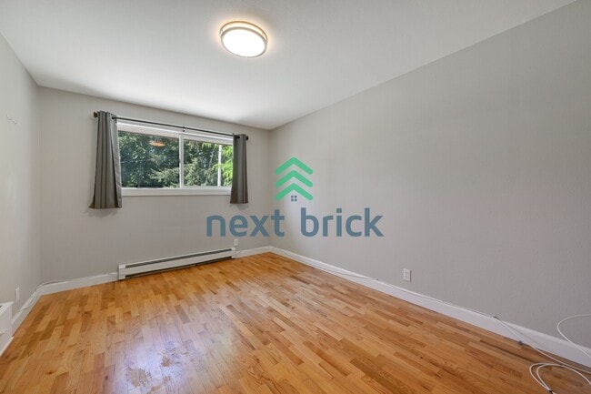Building Photo - 4 Bed and 2 Bath Remodeled Single-family House Available!