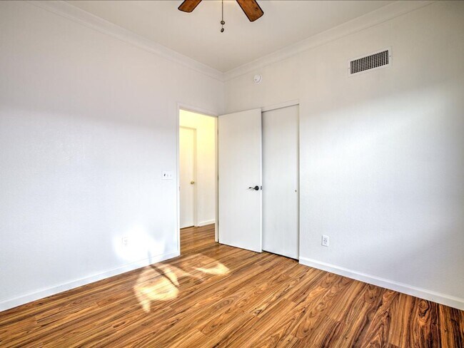 Building Photo - 3 Bedroom 2 Bathroom
