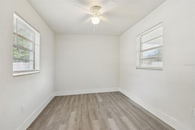 Building Photo - 2425 Anastasia Dr