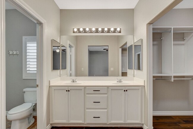 Building Photo - Gorgeous Three Bedroom in the Northwest!