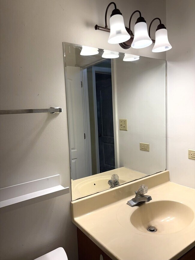 Building Photo - 212 Madison St