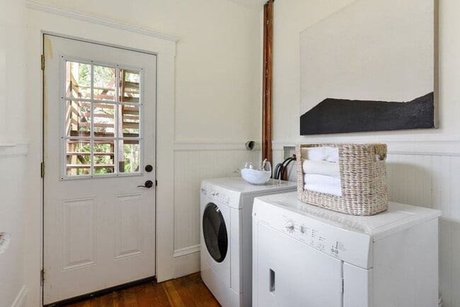 Building Photo - 151 Russ St