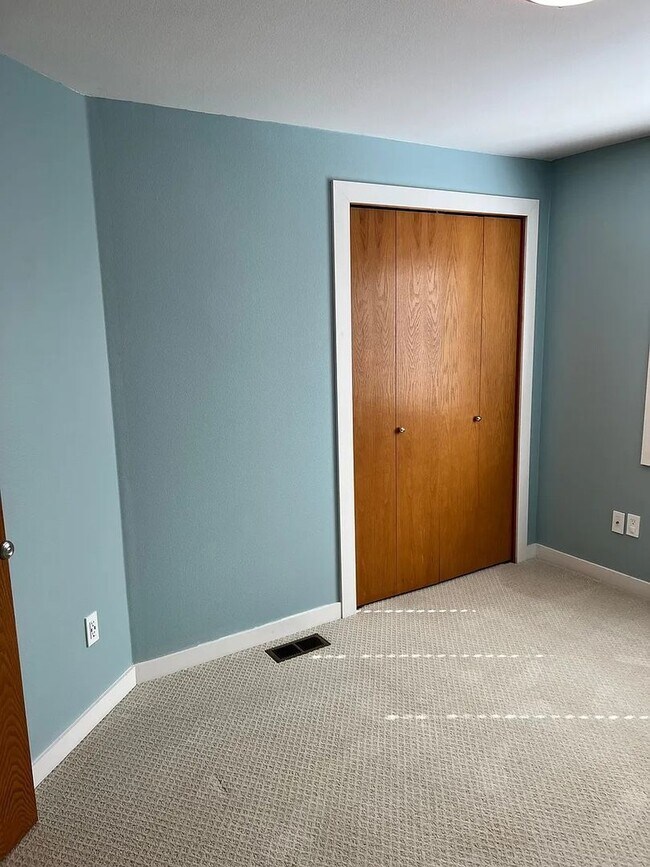 Building Photo - AVAIL. NOW! STUNNING CUSTOM HOME! IN STEIL...