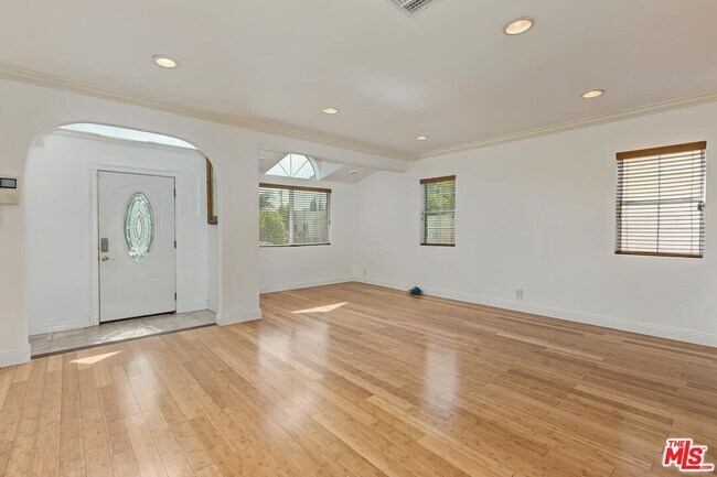 Building Photo - 5049 Hesperia Ave
