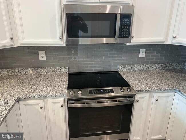 Building Photo - 7911 Independence Dr