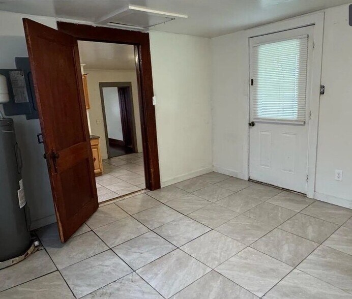 Building Photo - 3515 Carver Ave SW