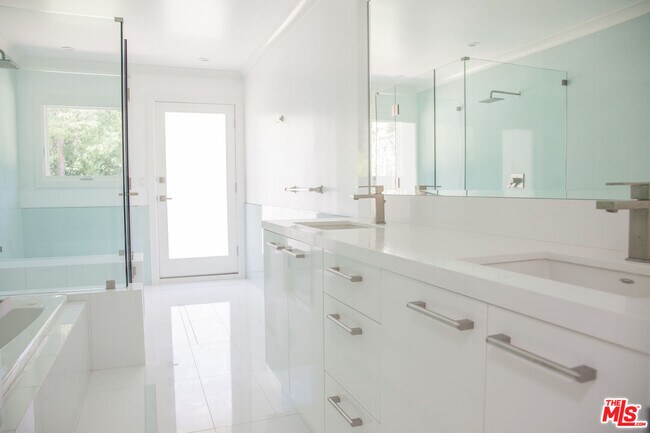 Building Photo - 17965 Seabreeze Dr