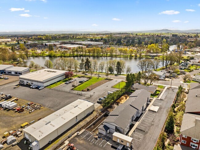 Building Photo - 2901 SE Salem Ave