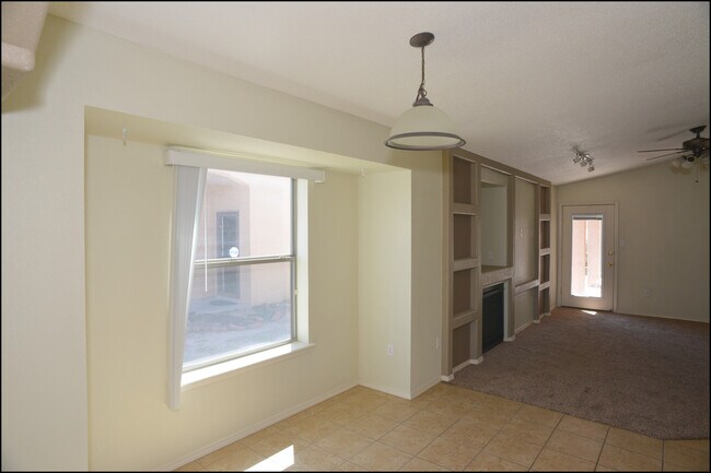 Building Photo - 10045 Paloma Dr