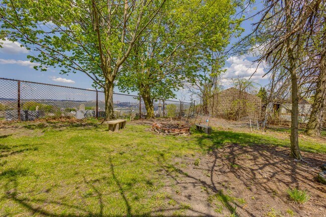 Building Photo - Available MAY 2026 - Beautiful, LARGE 4+ bedroom/2 bath GEM in South Side Slopes!