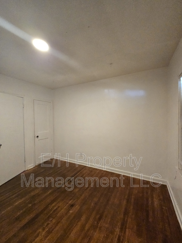 Building Photo - 528 S Glendale St