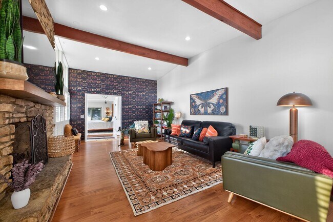 Building Photo - 5BR Retreat w/ Private Indoor Pool In Greensburg