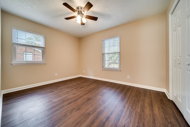 Building Photo - 1184 Meadowview Dr