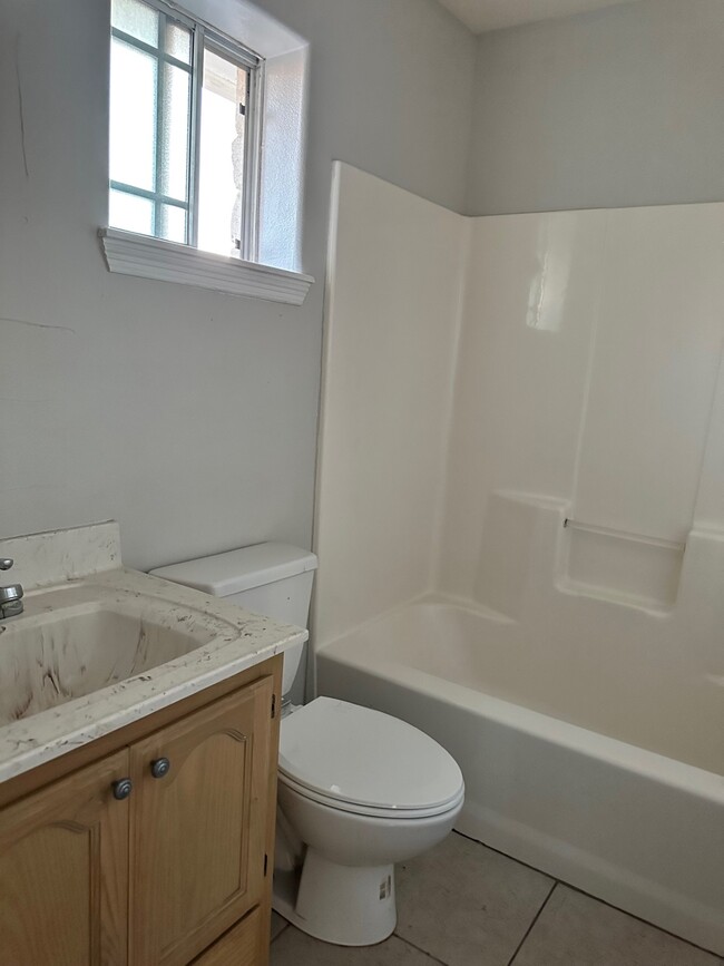 COMMON TOILET AND BATH WITH TUB - 2109 N Erica St