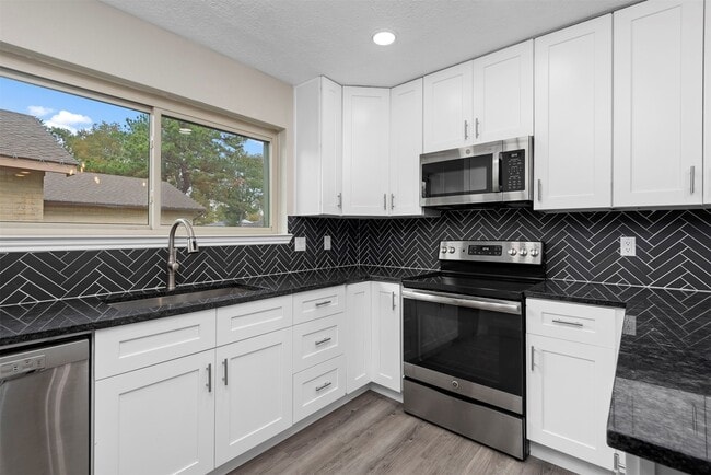 Building Photo - 8363 Pebbledowne Dr