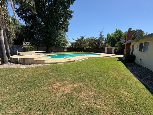 Building Photo - Cozy Home on Spacious Lot with Pool Available Now!