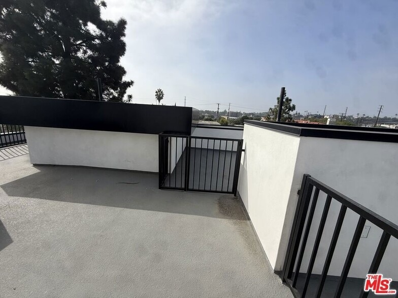Building Photo - 3844 Bentley Ave