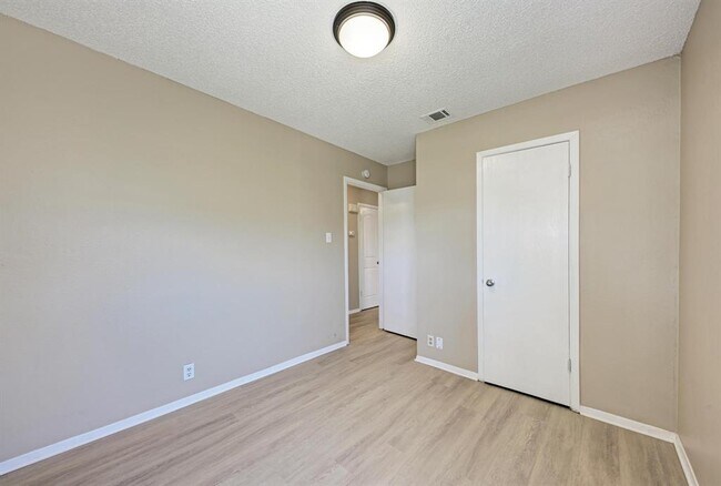 Building Photo - 12408 Deer Falls Dr