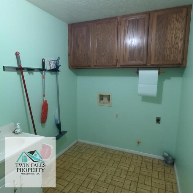 Building Photo - 955 Wood River Dr