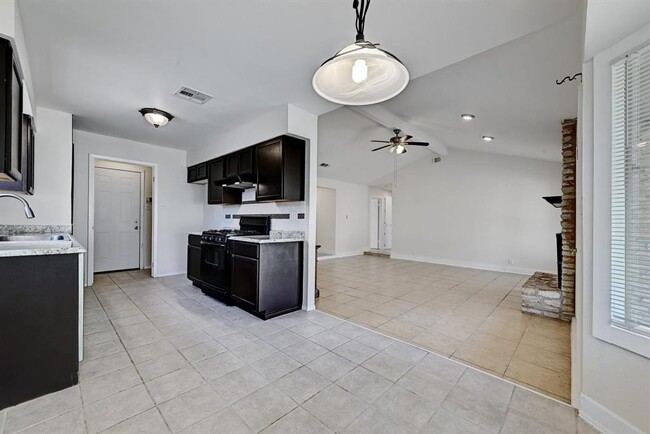Building Photo - 509 Greenway Dr