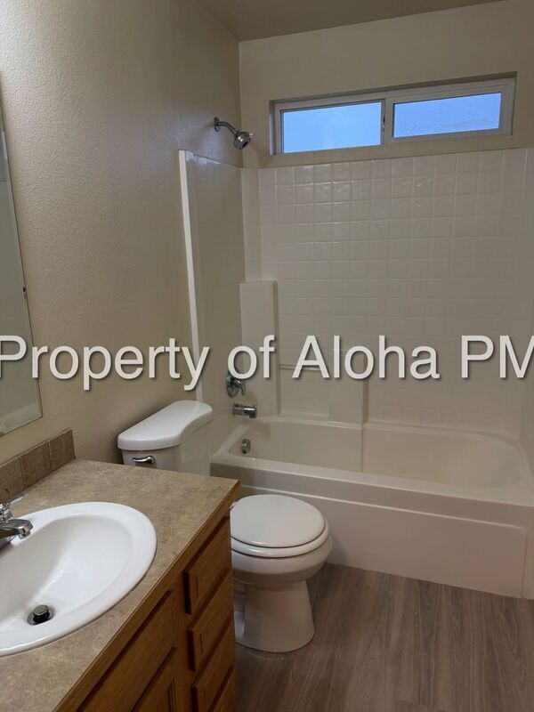 Building Photo - 1049 W Pine Ave