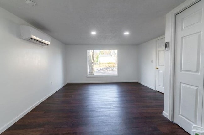 Building Photo - Beautiful Home!