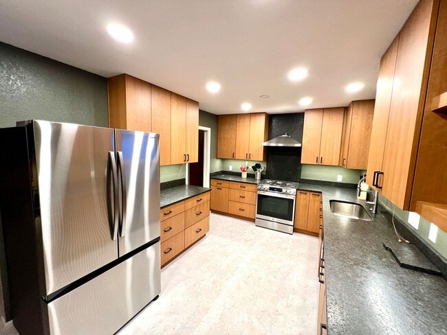 Building Photo - Pet Friendly 4 Bed 3 Bath Single Family Home on Westside W/ Fully Fenced yard, Attached Garage!