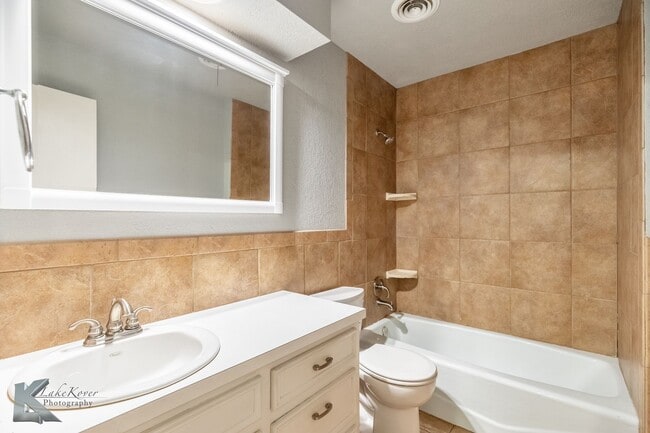 Building Photo - Cul-de-Sac 3/2/2; NEW INTERIOR PAINT DEC 2025; NEW CARPET DEC 2025!