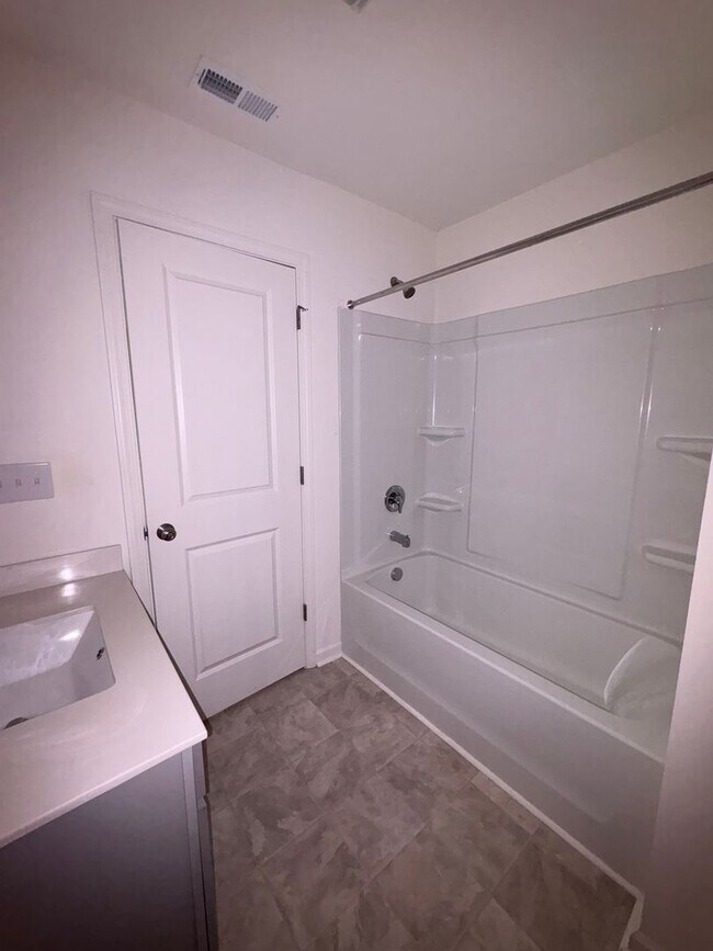 Building Photo - 3BR/2.5BA Townshoue in Mallard Creek