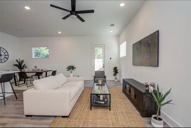 Building Photo - 778 W Tidwell Rd