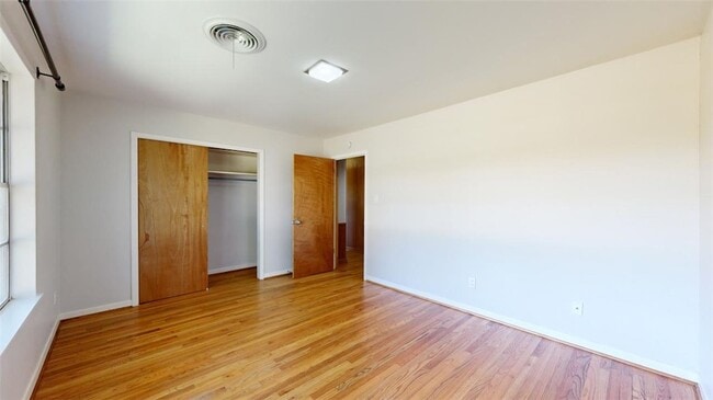 Building Photo - 203 W Brookside Dr