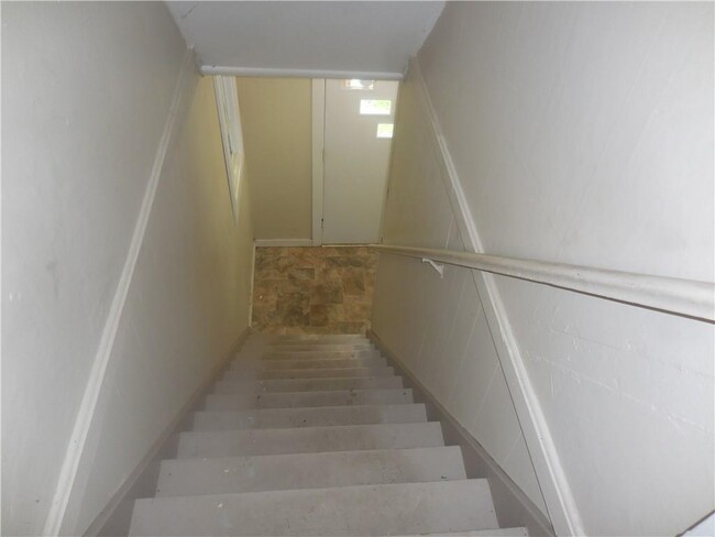 Building Photo - 10 Edmunds Ln
