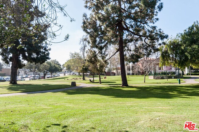 Building Photo - 826 Main St