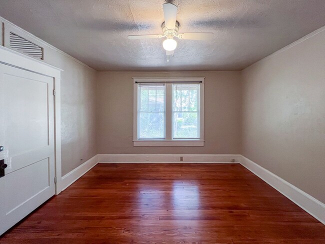 Building Photo - PET FRIENDLY Recently Updated 4-Bedroom, 3...