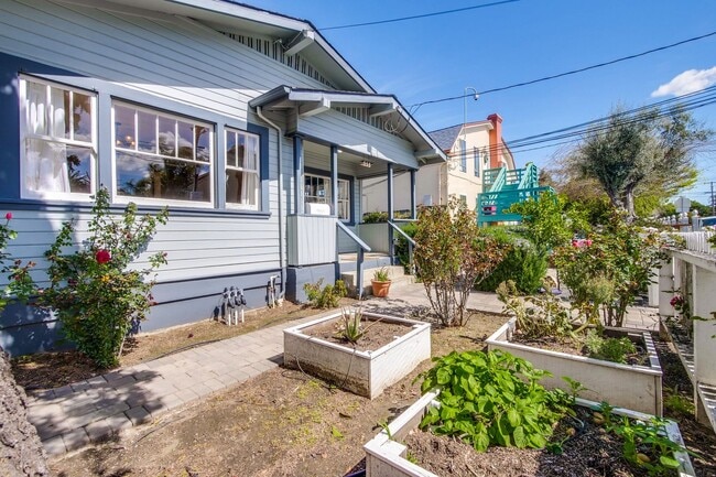 Building Photo - Updated Bungalow located in Downtown Redwood City & 15 miles from SF International Airport