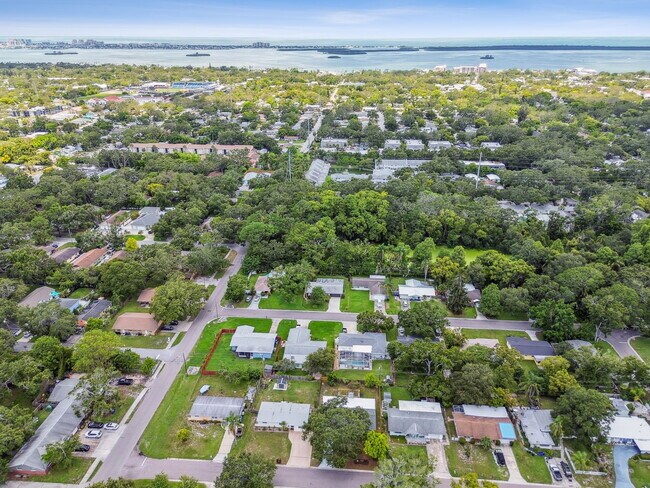 Building Photo - 528 Manor Dr