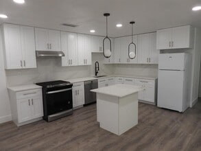 Building Photo - 1621 Rutland Dr