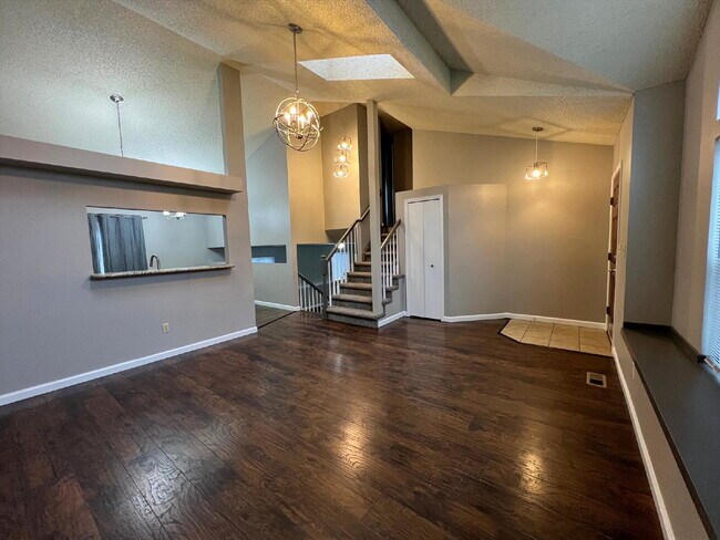 Building Photo - Beautifully Updated Split-Level Home with ...