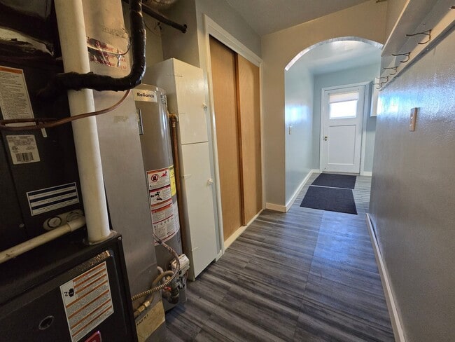 Building Photo - 4 bed, 1 bath House with 1 car garage