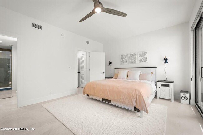 Building Photo - 739 Spinnakers Reach Dr