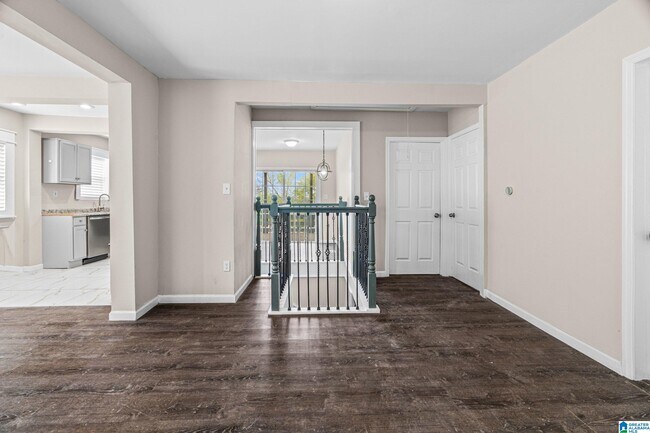 Building Photo - 528 10th Ct W